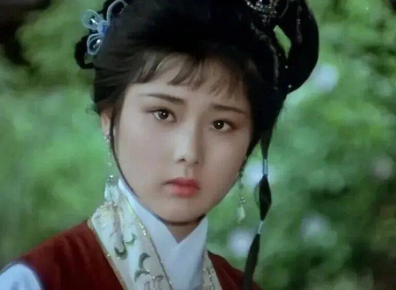 因长相太美曾无人敢追，父亲为她终身不娶，何赛飞的魅力究竟有多大？