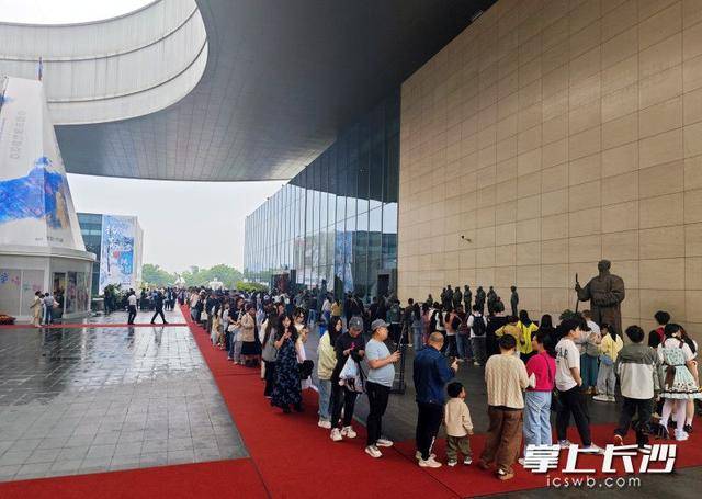 看展听音乐会湖边写生，超6万人“五一”打卡李自健美术馆