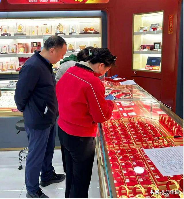 金银价格跌了！散户成韭菜接盘，避险资产为何集体翻车？