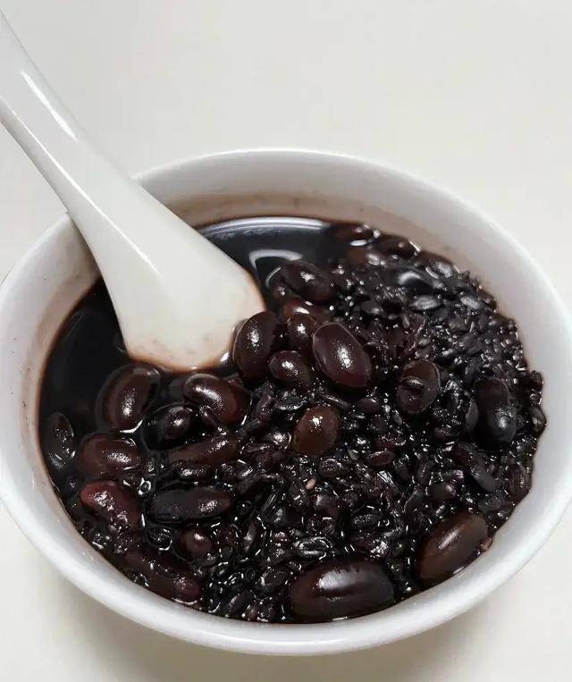 原创            黑豆配一宝，“补肾王”！肾气足筋骨壮，头发乌黑换新貌！