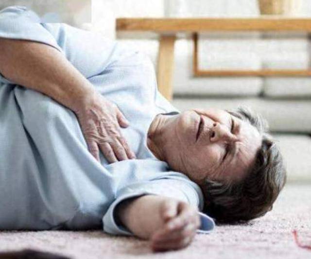 原创            65岁阿姨夜间猝死，医生叹息：一把年纪还做这4件事，真是心大