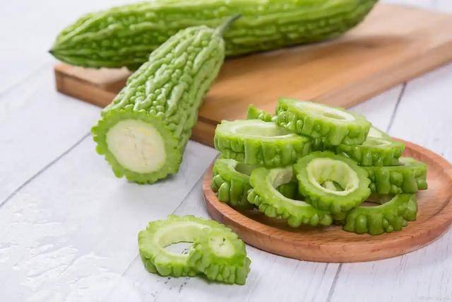 原创            苦瓜开始上市！医生多次强调：高血压患者吃苦瓜，多注意这几点