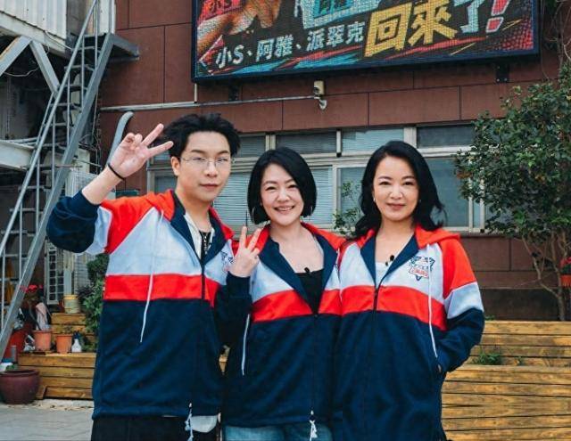 原创            小S阿雅重返华冈母校，穿校服复刻昔日动作，看到大S旧照哭到泪崩