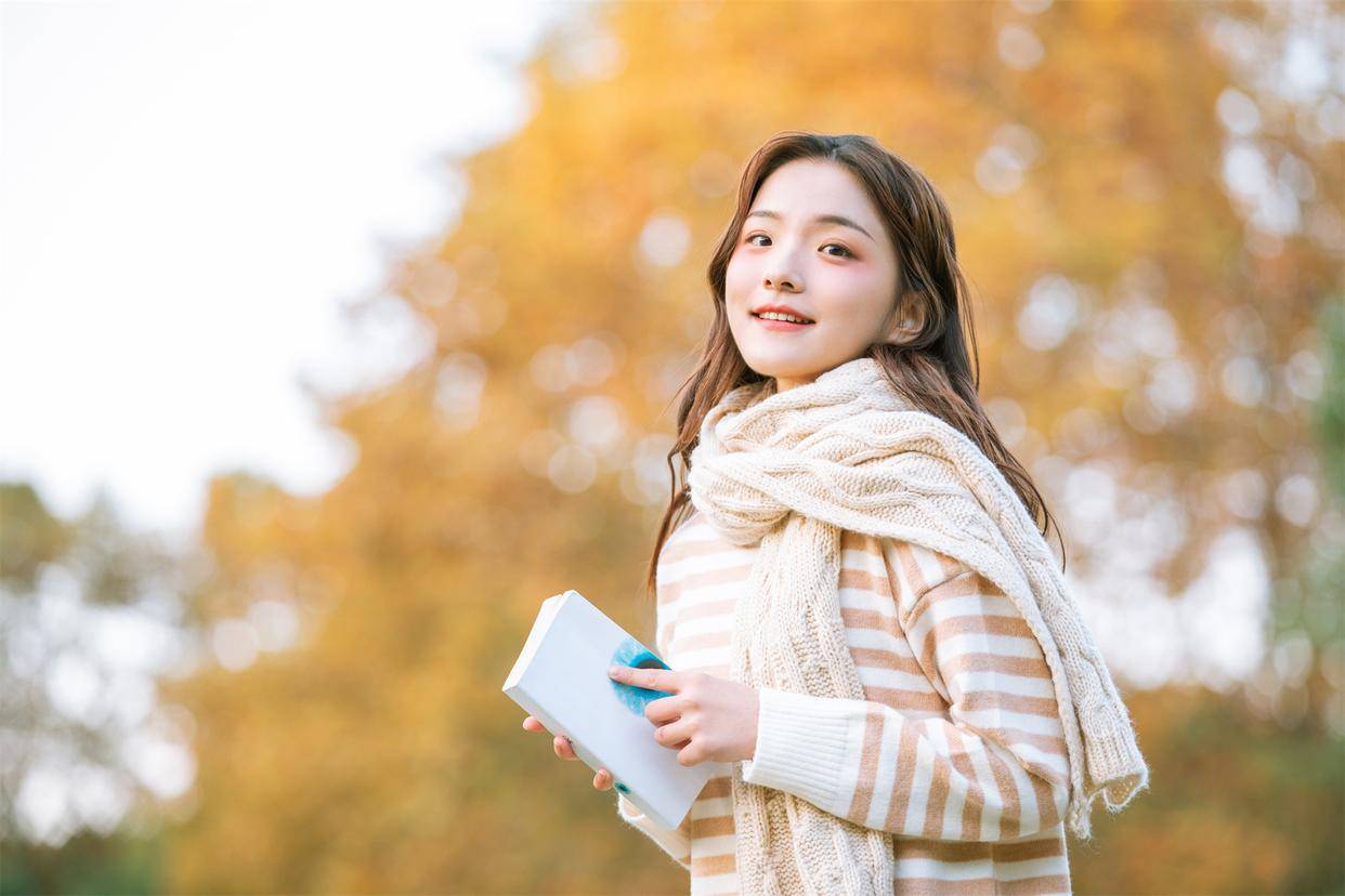 原创            有老公的女人默许你越界，说明动了真情，要当心