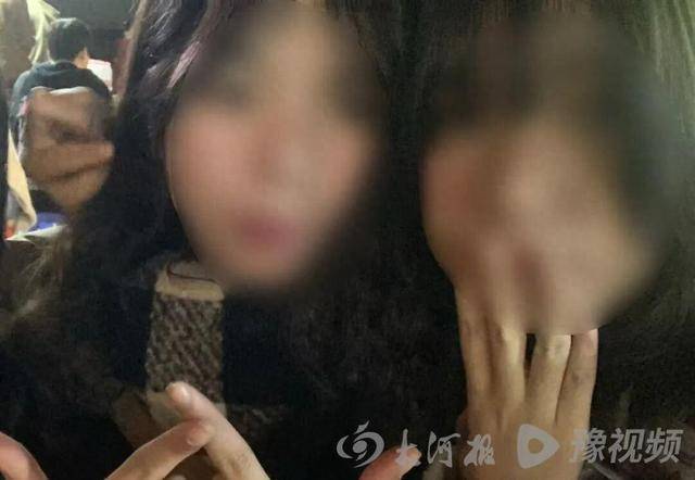 21岁双胞胎姐妹1死1重伤，凶手为妹妹男友，案发前数小时双方在派出所调解，家属起诉警方失职；嫌犯作案当天发布动态：狠角色我只扮演一次