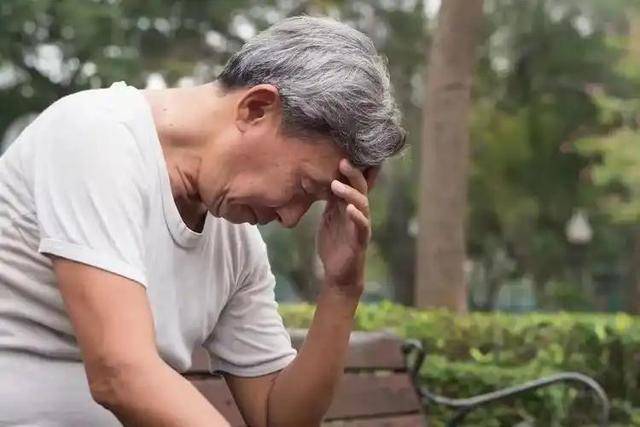 原创            抑郁症患者越来越多！医生告诫：宁可出门散步，也别在家做这4事