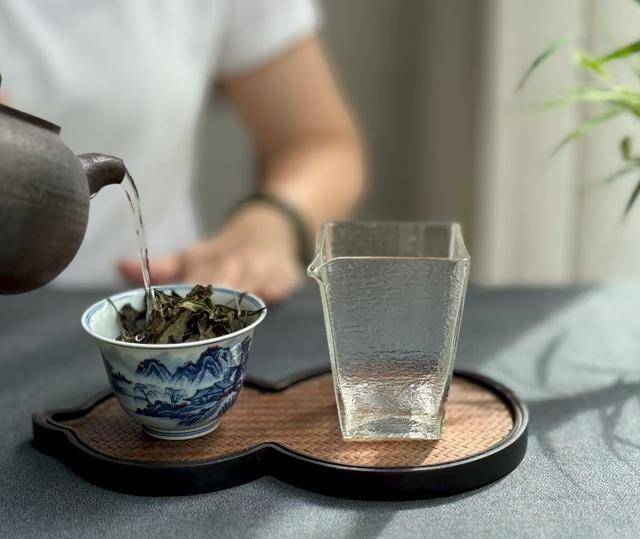 原创            吸烟喝酒的人常喝茶好还是喝开水好？答案让人想不到