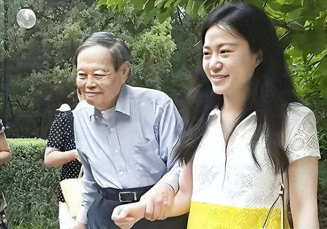 杨振宁离世刚半年,50岁遗孀翁帆近照曝光,怀孕传闻早就真相大白_昆曲_雅集_生活