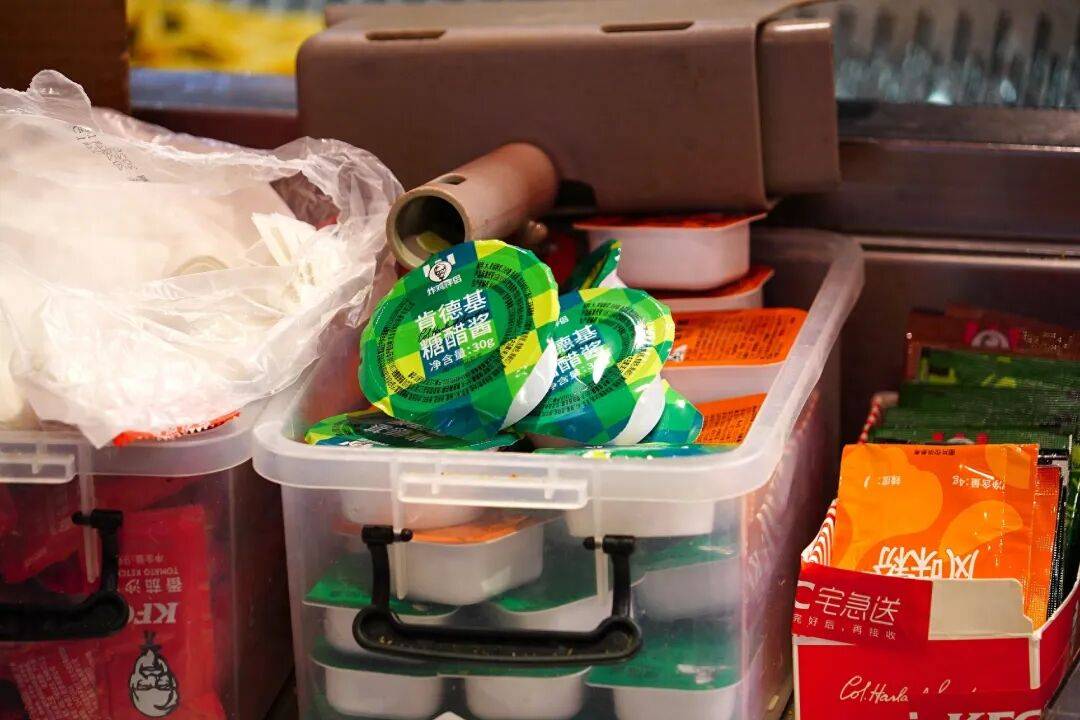 肯德基酱料收费引热议：品牌方称为避免浪费，消费者认为少数人恶意囤酱不该全员买单