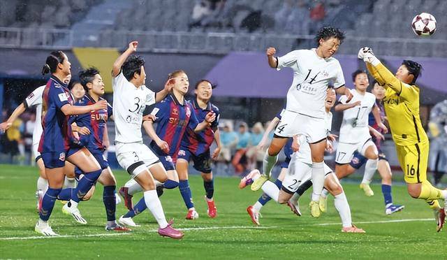 抛开政治！朝鲜女足2:1击败韩国！输球的韩国球迷却全场起立致敬
