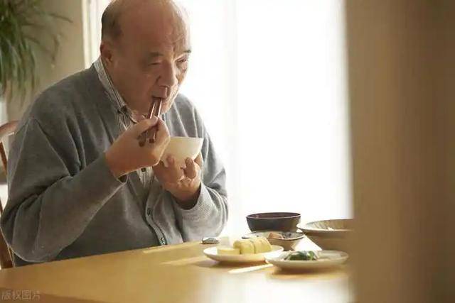 原创            晚饭七分饱被推翻了？建议：过了60岁,吃饭尽量要做到这5点！