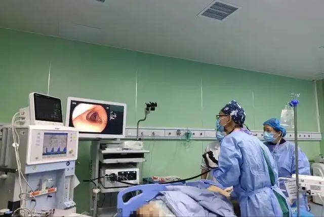 直肠癌最后都是怎么去世的？医生：多半是身体有4征兆，没重视！
