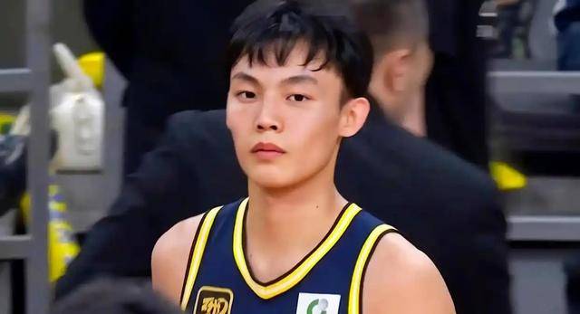 黑白矮三少封训动态：徐杰离队，胡明轩带队友逛街，赵睿或空降