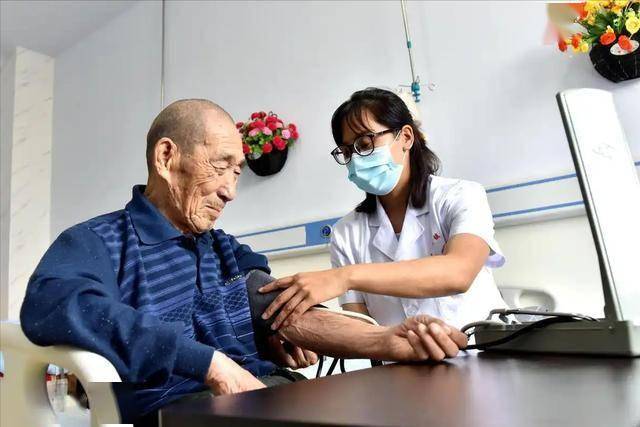 高血压去世的人越来越多？医生强调：宁可打打牌，建议别做这5事