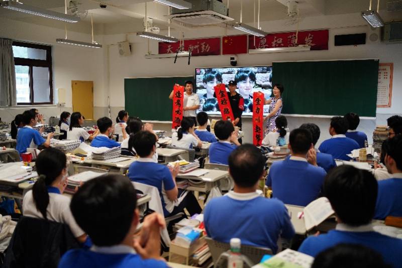 校门口的“书法家”！深圳保安大叔为高考生写下“最燃应援”