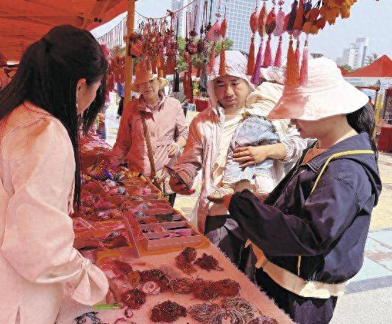 “巾帼好品·夏都市集”端午非遗集活动举办