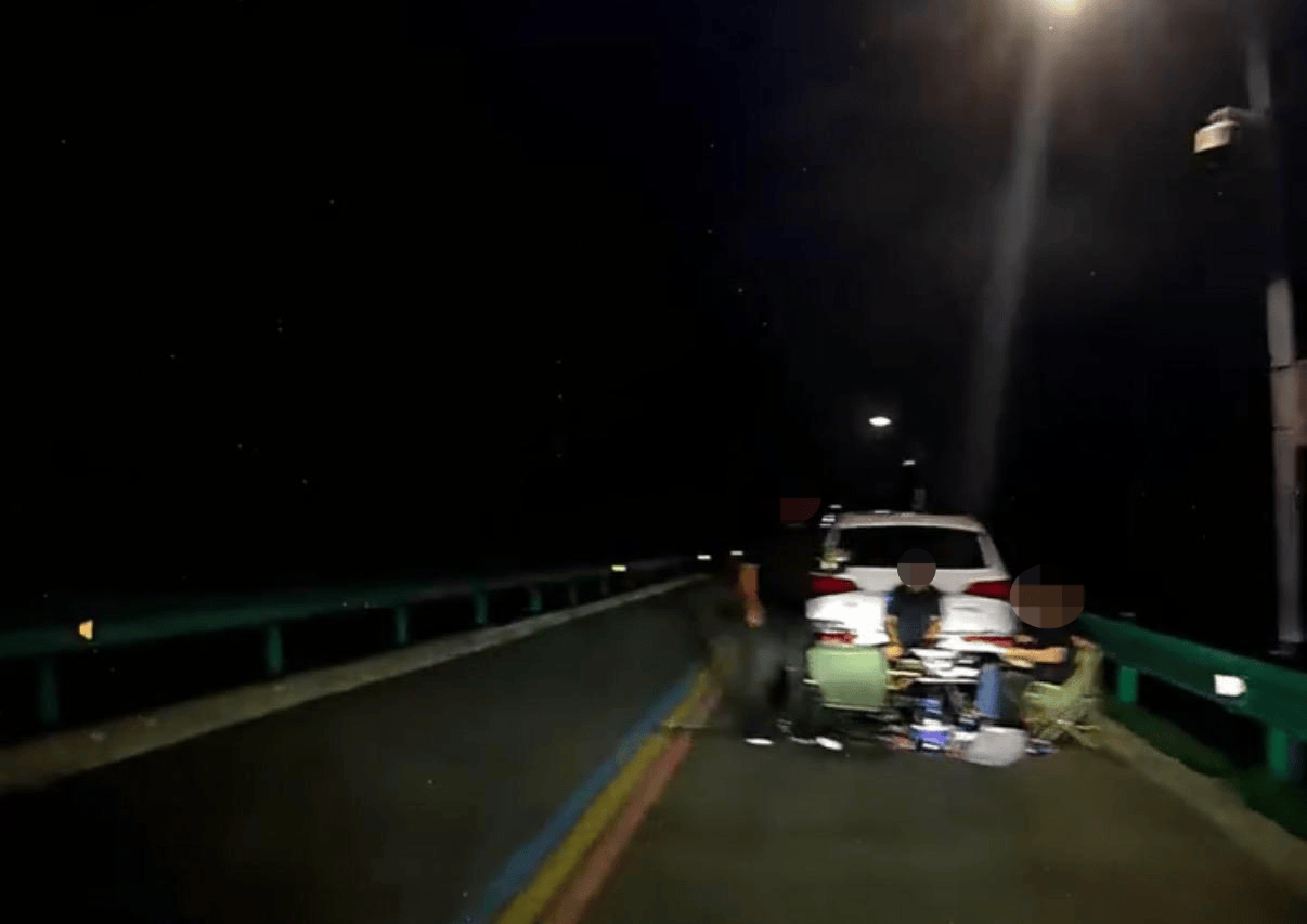 警方通报“司机夜间避开远光灯后发现多人在车道摆桌吃饭”：已行政处罚