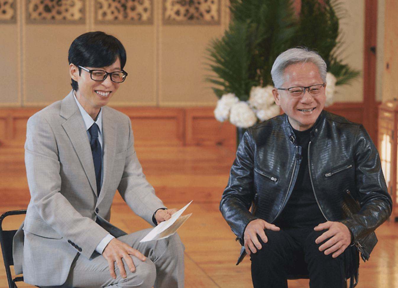 黄仁勋上韩国综艺被赞“鼻子长得好”,向市民分发的“HBM薯片”销量暴增766% -华闻时空