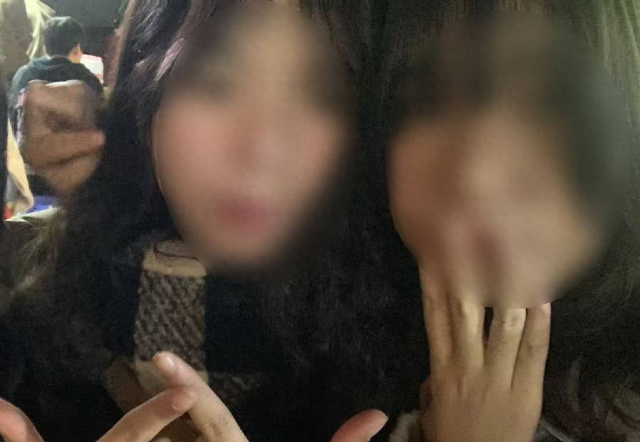 21岁双胞胎一死一重伤：妹妹报警两次后遇害，家属追责警方失职案二审将开庭