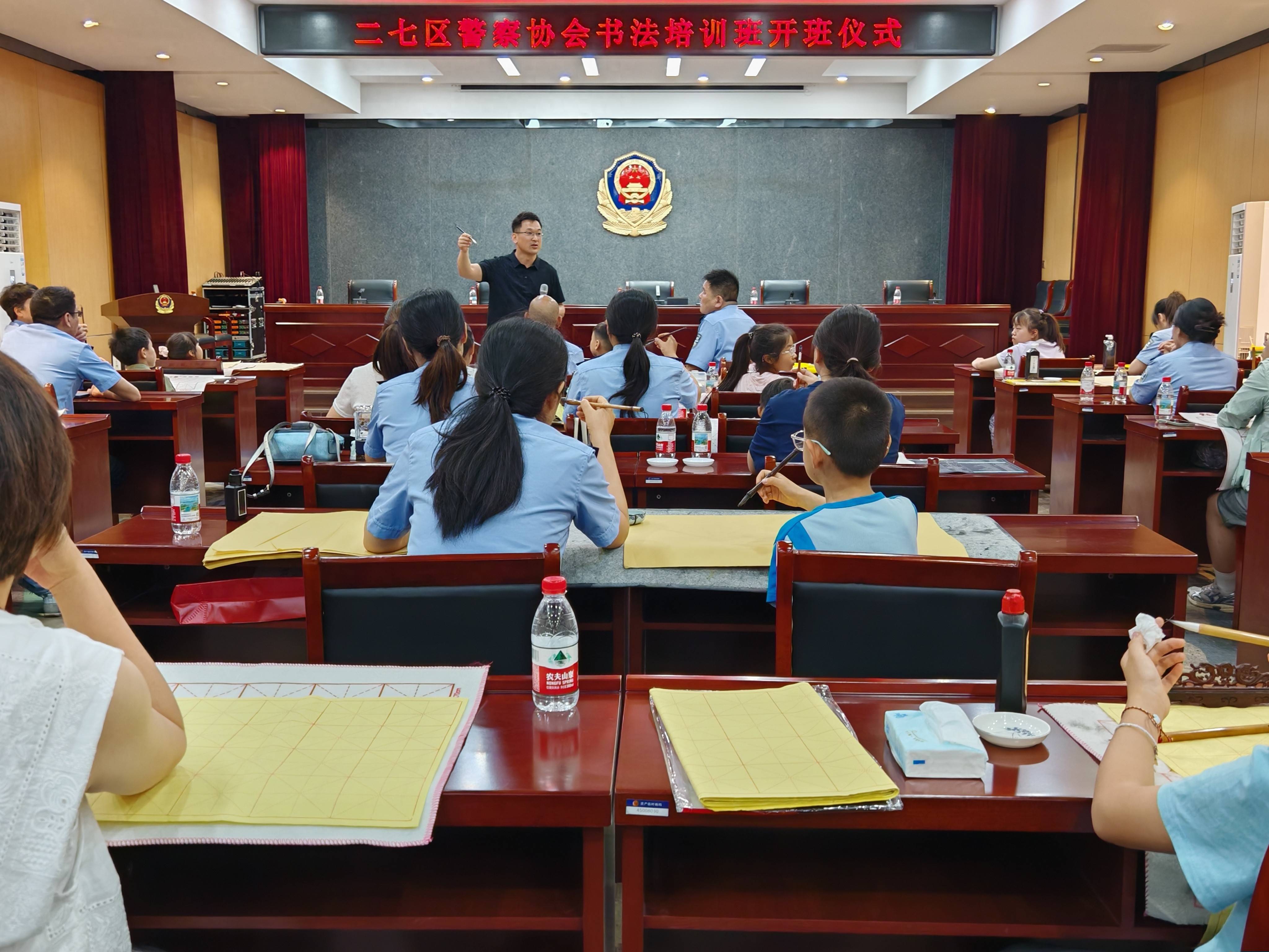 郑州市二七区警察协会警营书法培训班开班喽！