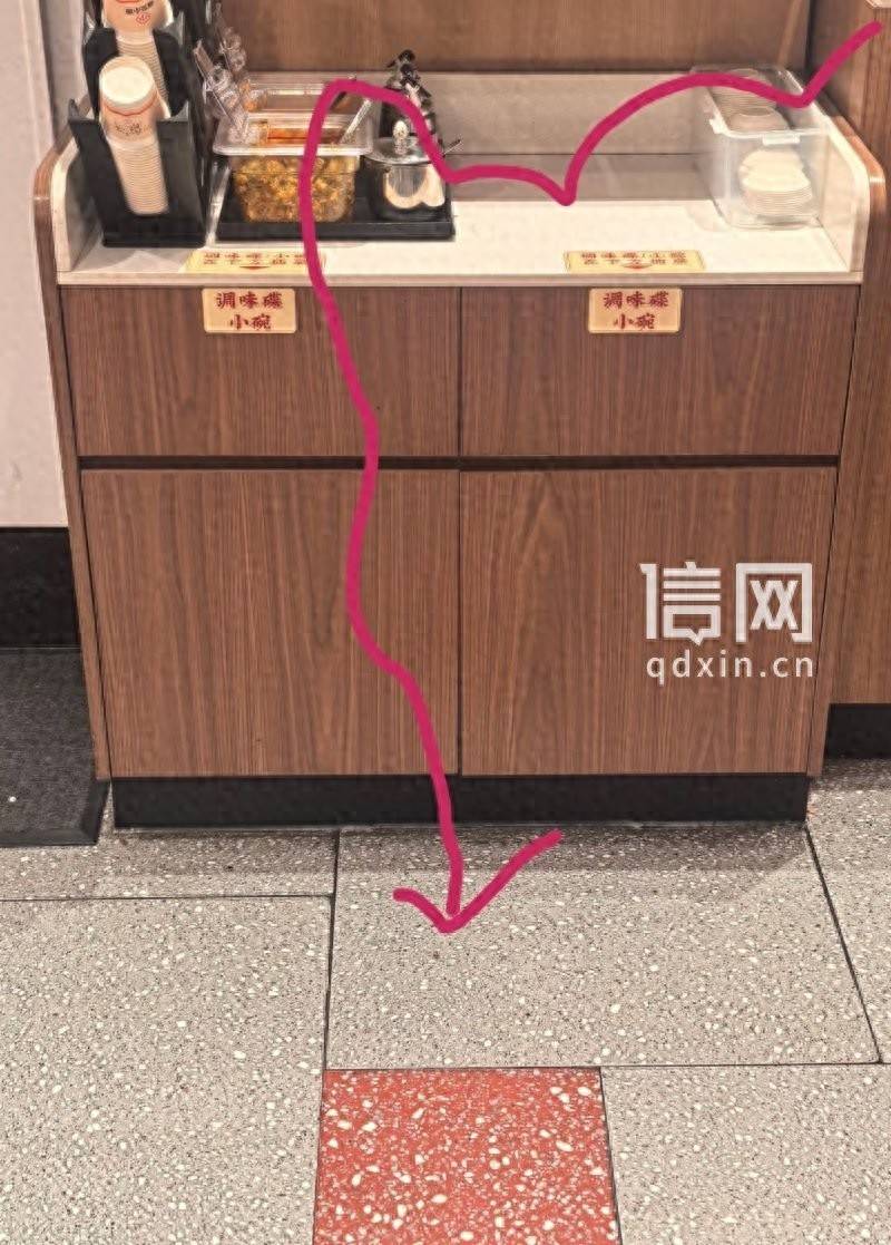 遇见小面现活蟑螂 顾客：它爬过小料台 上