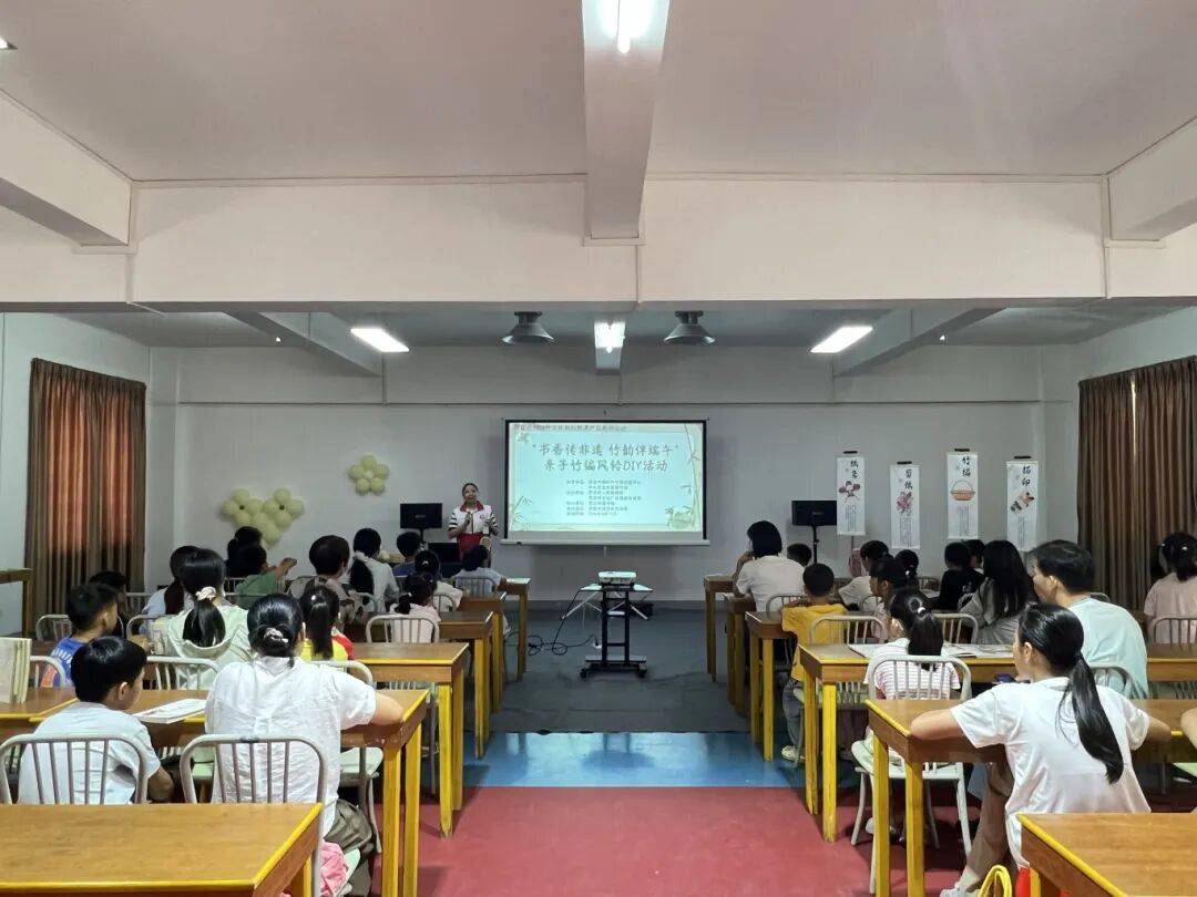 文明实践 | 罗定市图书馆新时代文明实践点开展“书香传非遗 竹韵伴端午”亲子竹编风铃手工体验活动