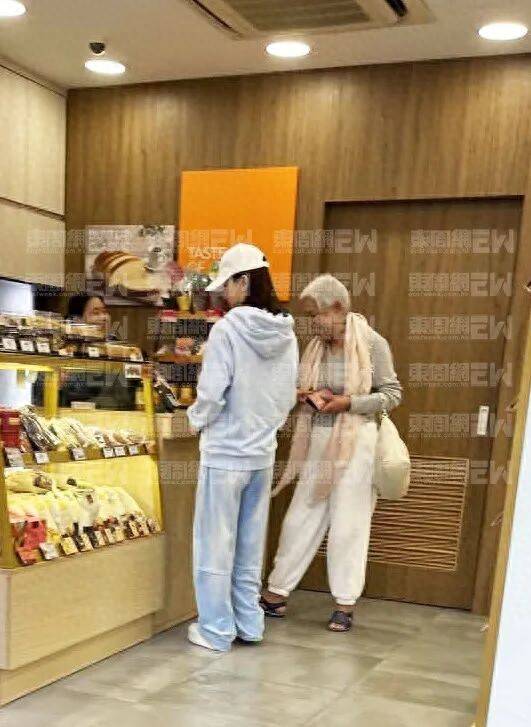 TVB视后街头被偶遇状态冻龄，陪妈妈买面包，宠粉又孝顺封面图