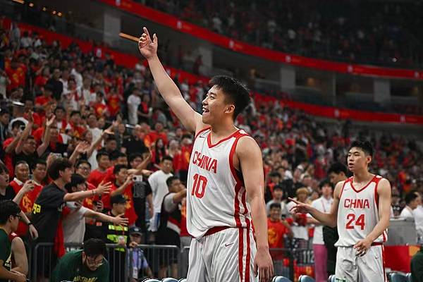 中国男篮热身击败澳大利亚，王俊杰、崔永熙打出亮眼表现