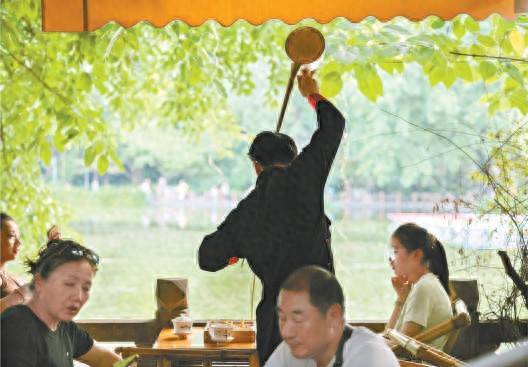 王笛写成都茶馆：“历史”如何走进茶馆？谁会不来喝茶呢？