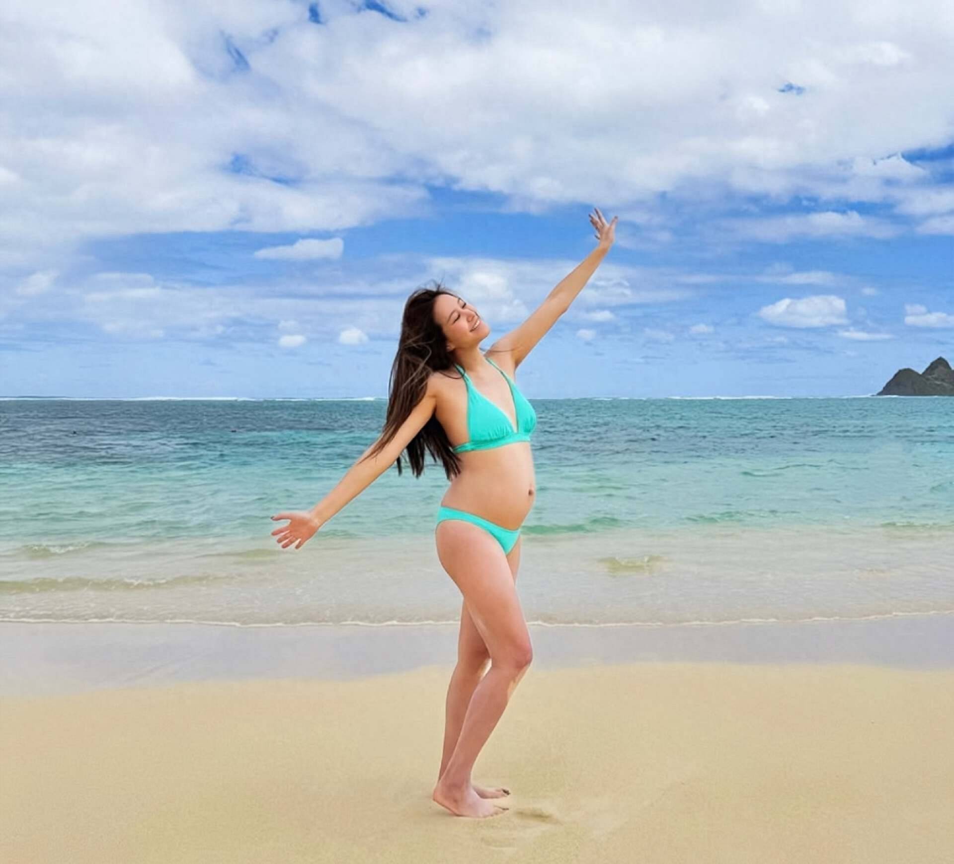 恭喜！香港知名女星怀孕临盆在即，穿三点式泳装晒巨大孕肚
