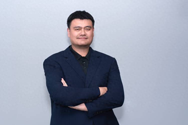 退役14年后，45岁姚明样貌大变，走路姿势奇怪引争议