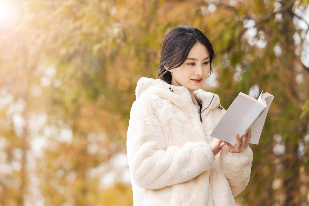 原创            女人想跟你发展成情人，这些信号够明摆着了，别错过