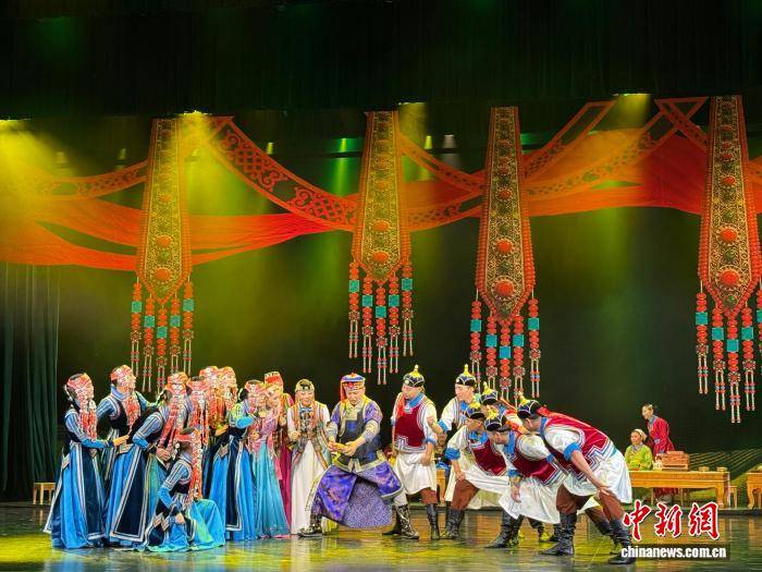 文旅歌舞剧《遇见·99彩虹》首演 实景再现乌珠穆沁婚礼