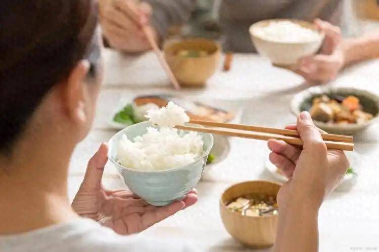 原创            研究发现：若晚餐经常吃太早，不超半年，胰腺或迎来5种改变