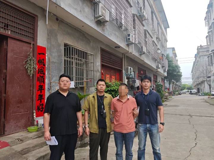 广州开往香港列车上，两男子趁乘客睡着，从其挎包中偷走10000元，民警调监控发现两人利用视觉盲区连续触碰多人背包，在河南把人抓获