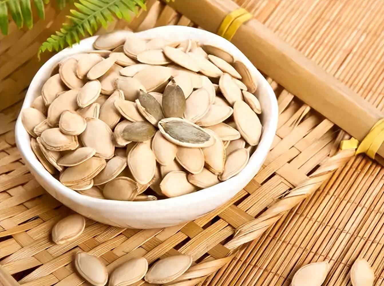 原创            南瓜子被点名！医生提醒：甲状腺患者常吃南瓜子，或迎来这些后果