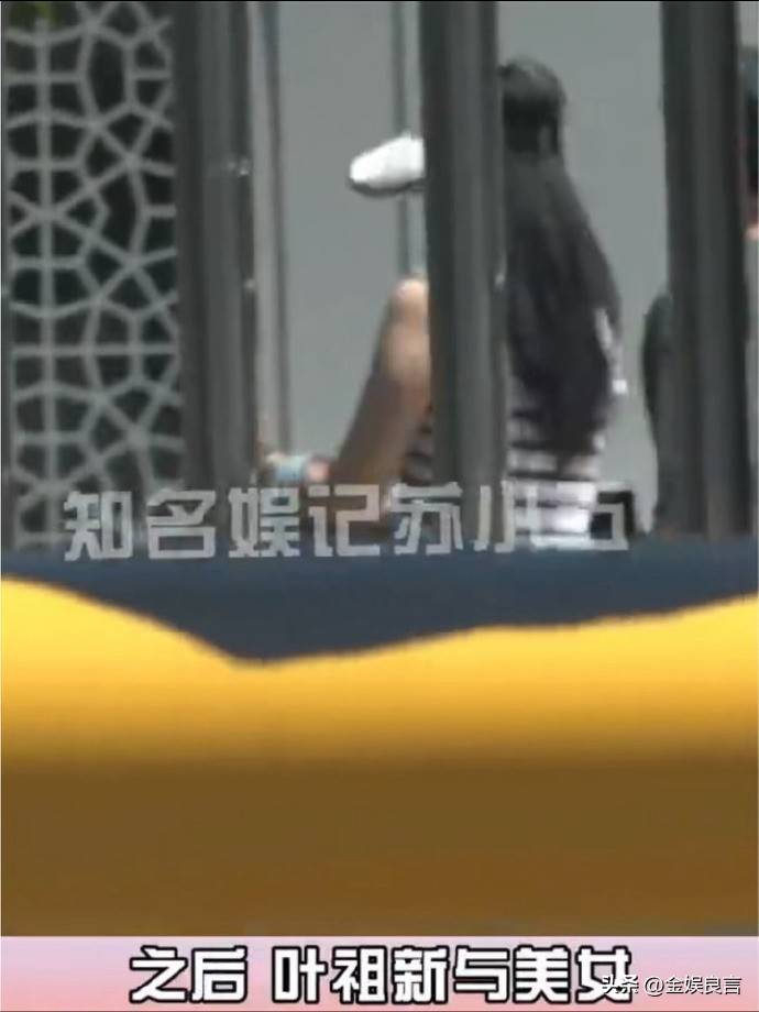知名男星被曝新恋情逛街拍女友好亲昵手机屏保早已露端倪