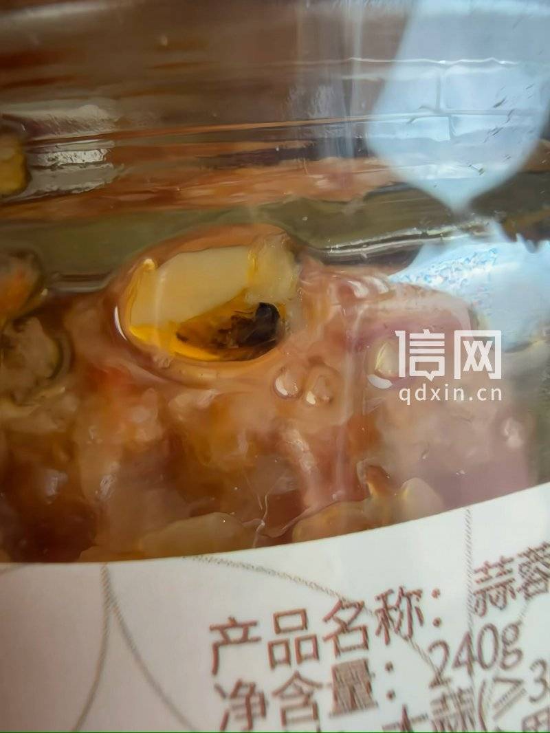 未拆封的川娃子剁椒酱内发现黑色异物：消费