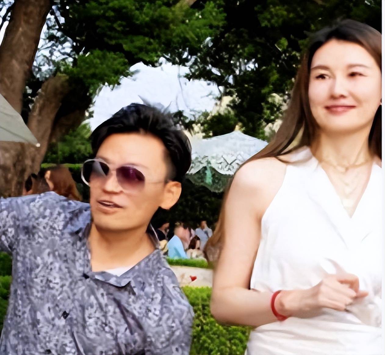 原创            王宝强带女友冯清，在山东参加婚礼，看女友的眼神太暧昧了