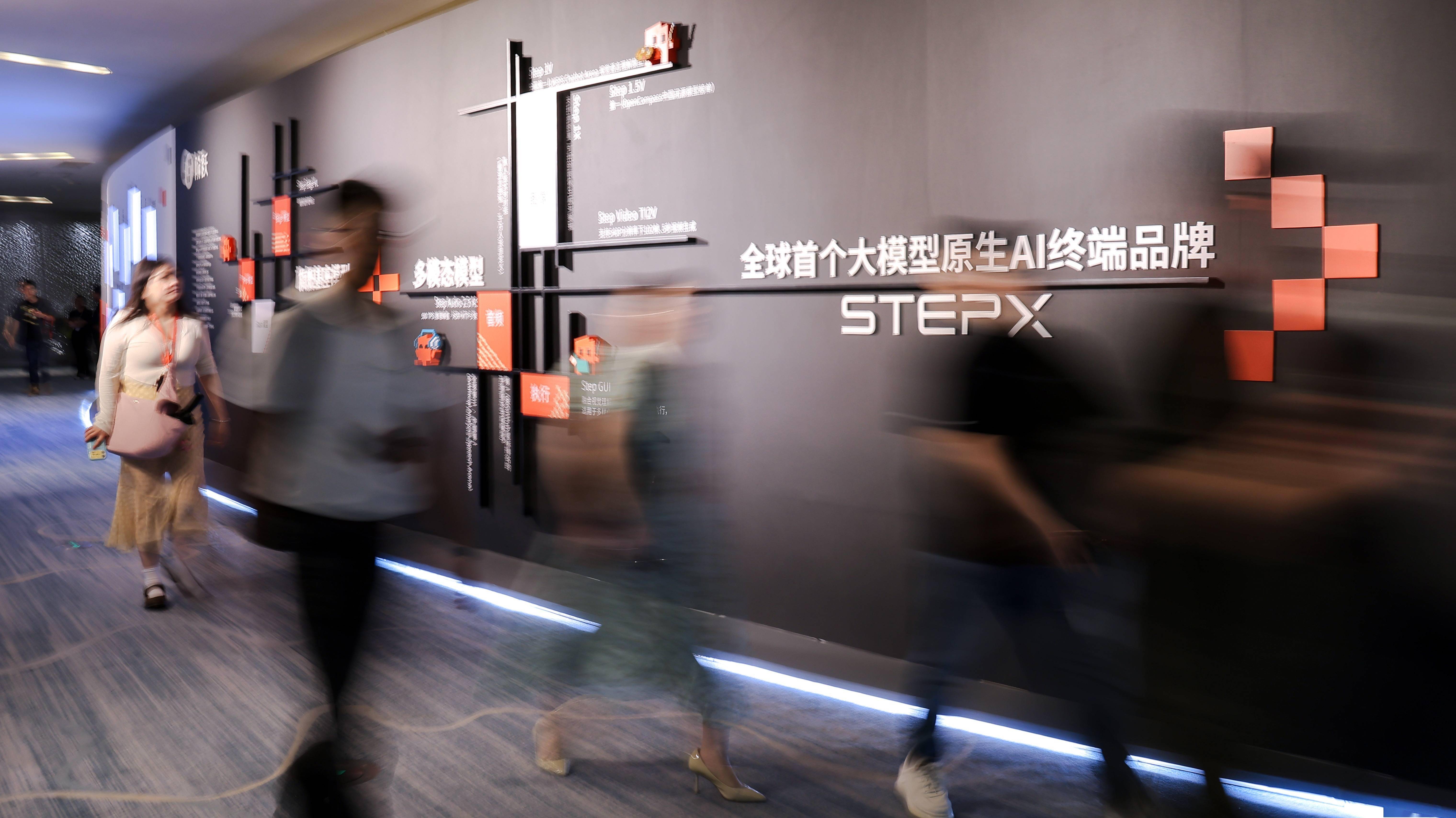 一家大模型公司,为什么要做终端?