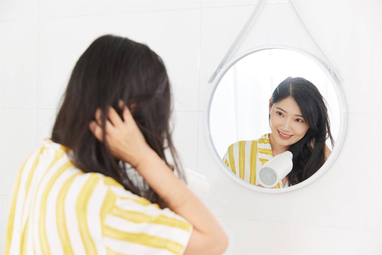 乐事被曝薯片中吃出“蓝薯片”异物：官方尚未明