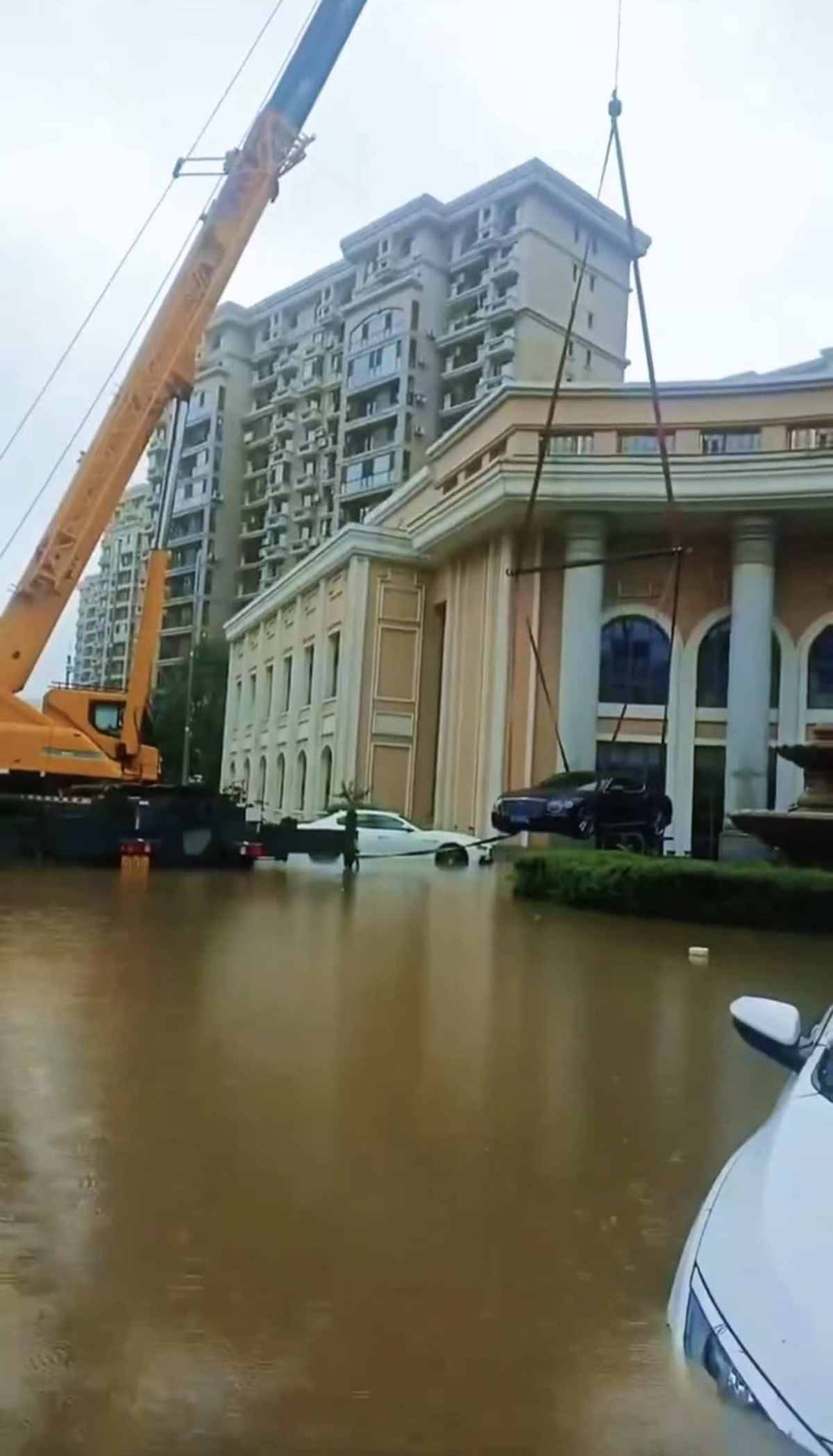沈阳一宾利车主用大吊车吊起爱车避免泡水，当地居民：今天水已退，拖车拖了一上午的泡水车
