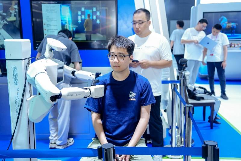 腾讯机器人按摩师走红WAIC:“要送进养老院”