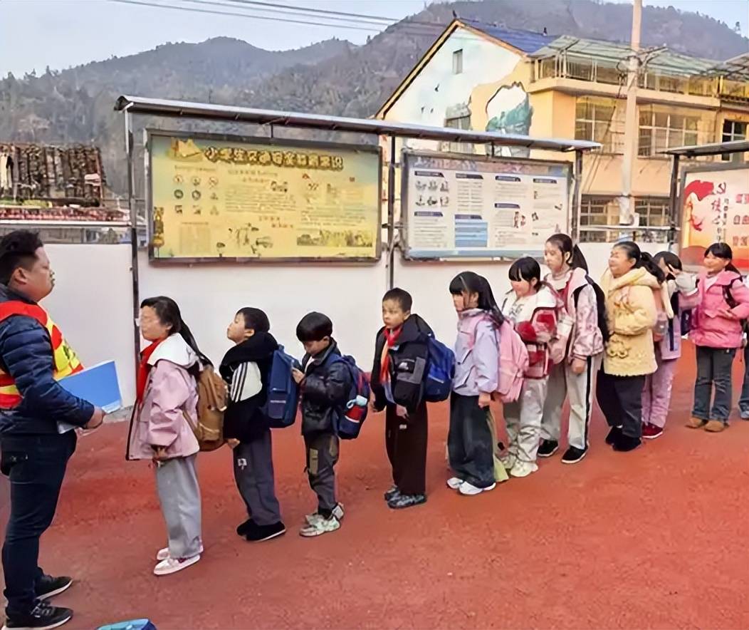 农村孩子,为什么坐上黑校车?因为不得不坐! 图片