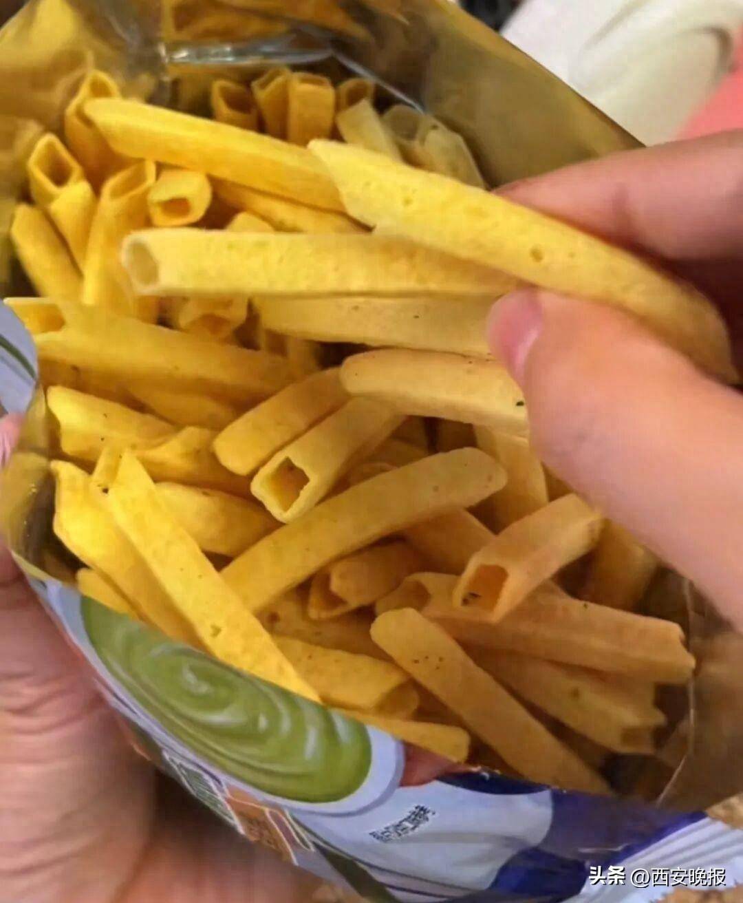好丽友"呀土豆"涉嫌虚假宣传 薯条上裹满绿色粉末系后期添加(图1) 文章配图-1