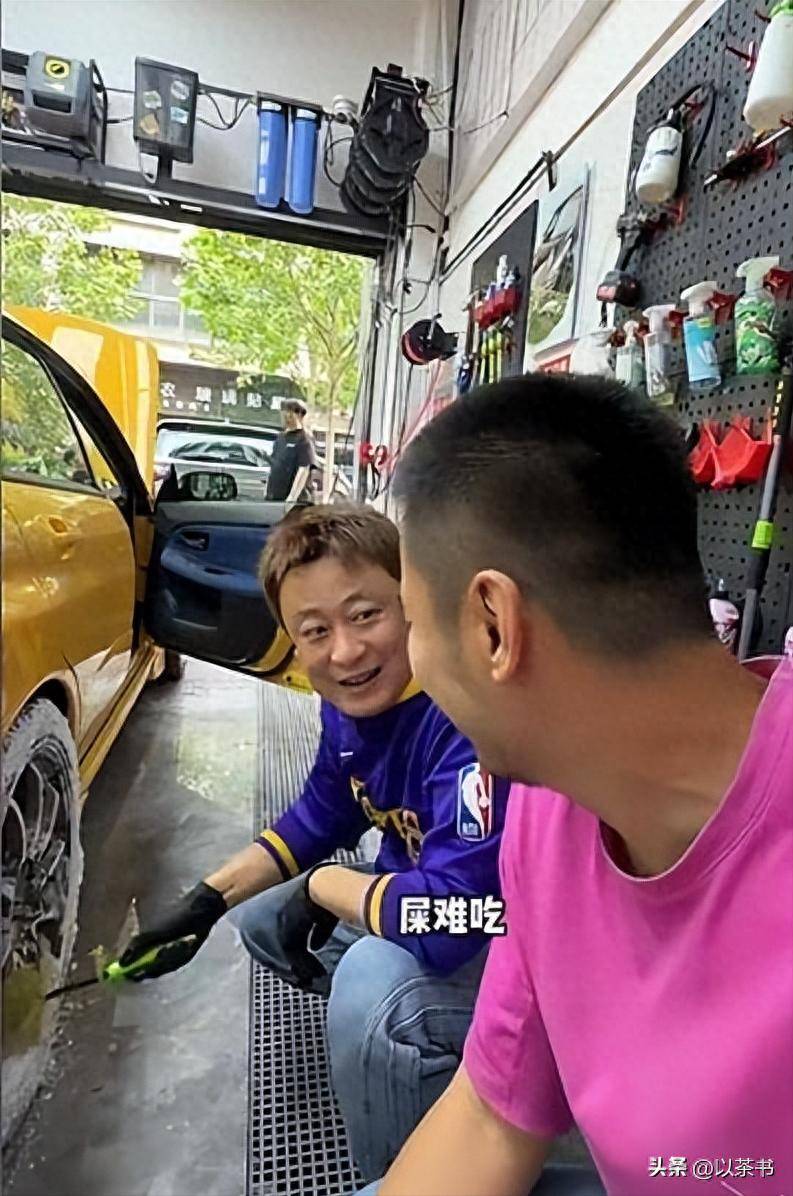 原来他俩早离婚，如今一个嫁国足名宿，一个从过气影帝沦为洗车工