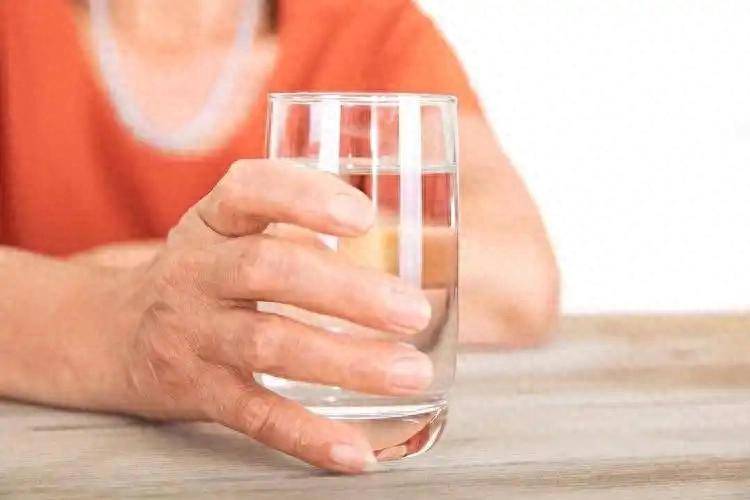 原创            血糖与饮水量有关？医生劝告：血糖过高的人，喝水时多注意这3点