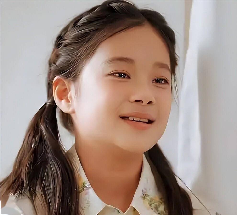 梅婷12岁女儿曾慕梅凭《好东西》提名百花奖最佳新人！上台发言扭捏卡顿，网友：她配不配