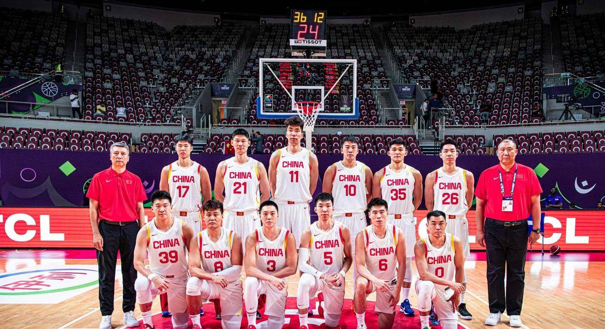 今晚中国男篮迎战乌拉圭！首发五人前瞻预测，王俊杰、胡金秋双核心领衔出战