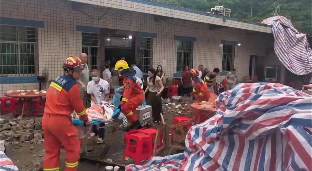 四川长宁升学宴惨剧后续：伤者家属称侄子双腿被压，一只脚已截肢